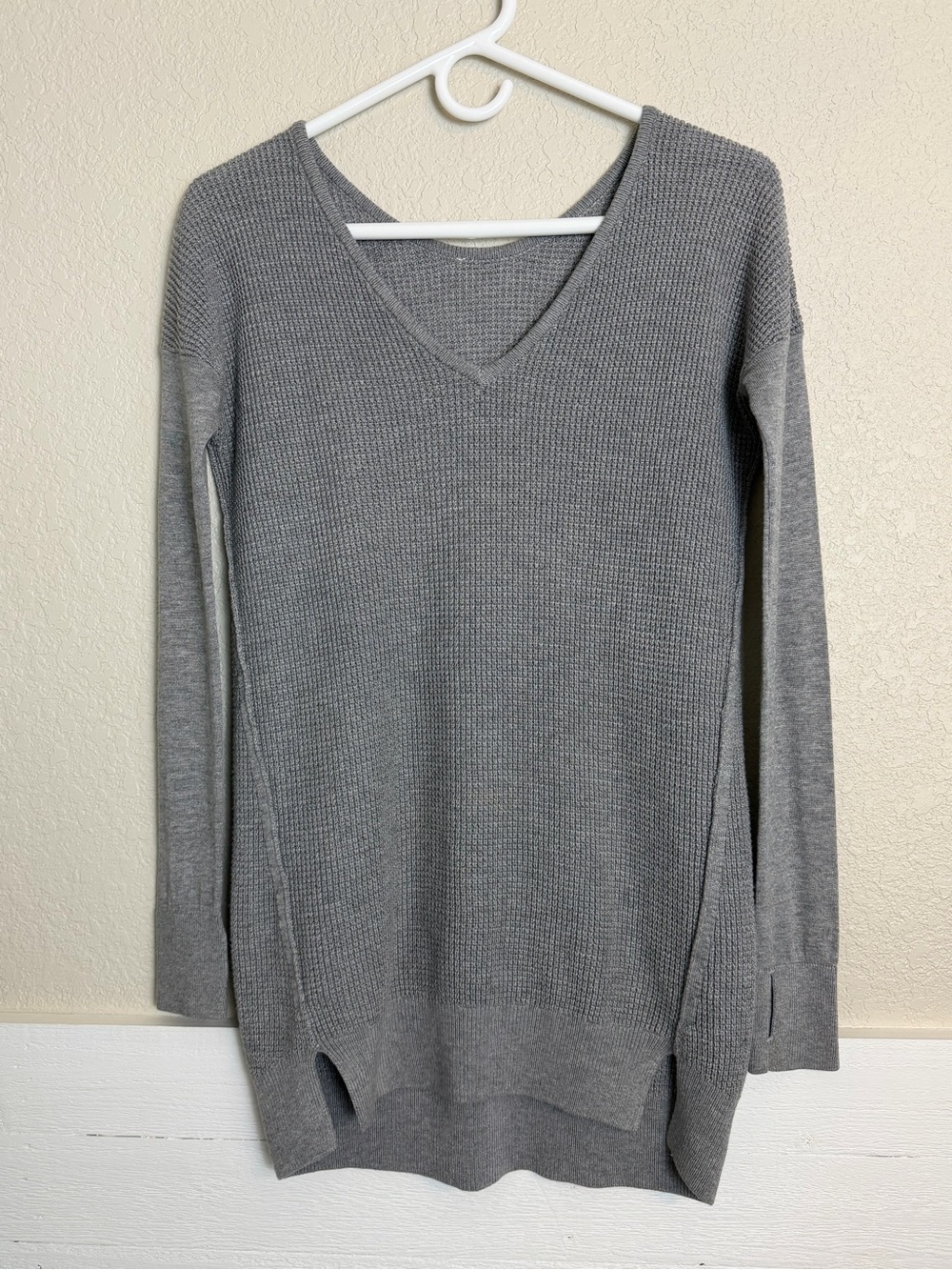 Lululemon Size 4/6 Gray The Sweater Life Waffle Knit V-Neck Long Sleeve Top